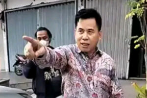 Riang Prasetya Ketua RT viral karena ketegasannya melawan pemilik ruko yang memakan bahu jalan.