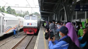PT Kereta Api Indonesia (KAI) telah mengeluarkan pengumuman mengenai prosedur pemesanan tiket kereta api (KA) untuk masa libur Lebaran tahun 2024.